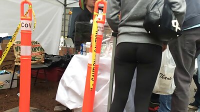 Бимбо со фин тркалезен задник прави секси сцена со двајца момци