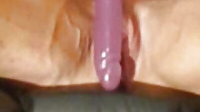 Витка кучка со секси тело ги отвора пичките