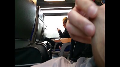 Една бринета со шилести брадавици добива кур длабоко во неа