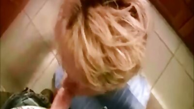 Плавуша со светла коса ја ебат двајца мажи во секси видео