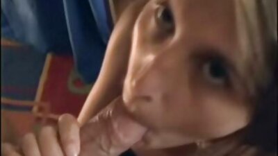 Прекрасното азиско бебе со природни цицки ужива да си игра со својот љубовник