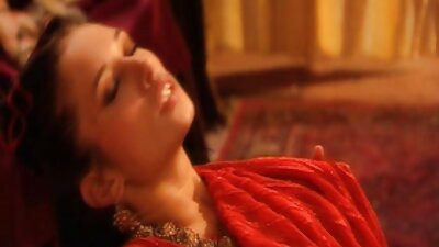 Тие поминаа убав ден на плажа интимно забавувајќи се