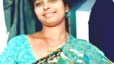 Зрелата обетка едвај ја гази тенка бринета на бел тросед